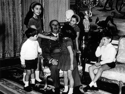 El general Franco, con cinco de sus siete nietos, fotografiado en el palacio del Pardo en una fecha indeterminada de los años sesenta.