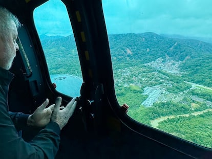 Lula da Silva observa los estragos de las lluvias torrenciales en São Paulo.