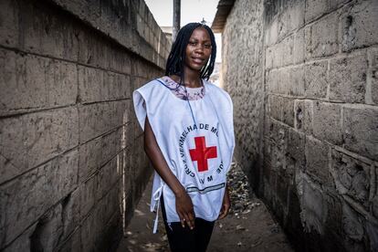 En diciembre de 2019, la Cruz Roja Española y la Cruz Vermelha Mozambiqueña pusieron en marcha el proyecto 'Promoción de la igualdad de género y el empoderamiento socioeconómico de las mujeres en el barrio George Dimitrov de Maputo', la capital del país. Se implementó gracias al apoyo del Ayuntamiento de Barcelona y otros consistorios catalanes (Sabadell, Esplugues de Llobregat, Cerdanyola, Molins de Rei, Gavà, Sabadell, Tarragona, Moià, Sant Joan Despí, Torroella de Montgrí).
Helena Notisso es una de las voluntarias del proyecto y, junto a sus compañeras, ha participado en las actividades de sensibilización con las vecinas para luchar por un barrio libre de violencia y por la equidad de género.