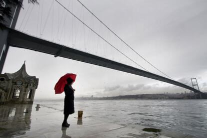 El puente del Bósforo y el gran estrecho de Estambul, desde el palacio de Beylerbeyi.