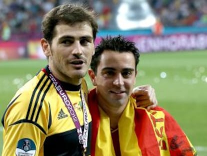 Casillas y Xavi, con el trofeo de la Eurocopa 2012.