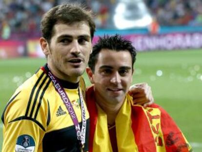 Casillas y Xavi, con el trofeo de la Eurocopa 2012.