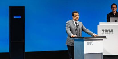 Proyecto Debater, de IBM, contesta a Harish Natarajan, que tiene el récord mundial de victorias en competiciones de debates.