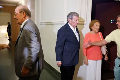 Nicolás Redondo (izquierda) junto a José Luis Corcuera (centro), este martes en el Ateneo de Madrid. 