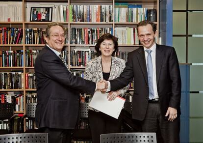 Enrique Lores, Helena Herrero y Miguel &Aacute;ngel Cayuela, durante la firma.