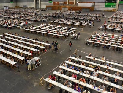 Aspirantes a las oposiciones esta mañana en el BEC de Barakaldo (Bizkaia).