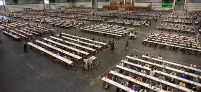 Aspirantes a las oposiciones esta mañana en el BEC de Barakaldo (Bizkaia).