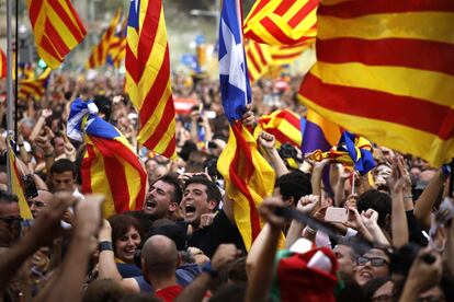 Manifestantes en Barcelona celebran la aprobación de la declaración de independencia en el Parlament de Cataluña.