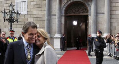 Artur Mas, junto a su esposa, Helena Rakosnik, tras tomar posesión como presidente de la Generalitat en noviembre de 2010.