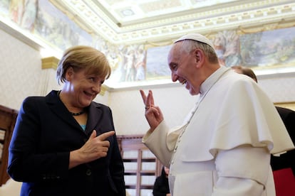 El papa Francisco recibe en audiencia en el Vaticano a la canciller alemana Angela Merkel, el 18 de mayo de 2013.