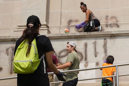 Kyle Rittenhouse, con gorra en el medio, limpiando pintadas en Kenosha, Wisconsin, el martes.