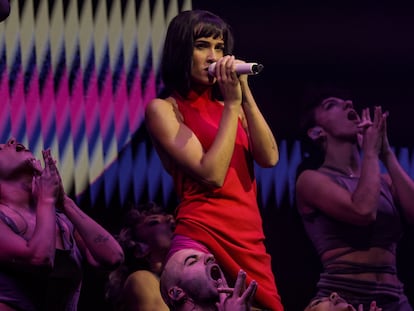 Aitana, durante el primer concierto de la gira 'Alpha Tour', el día 1 en Valencia.