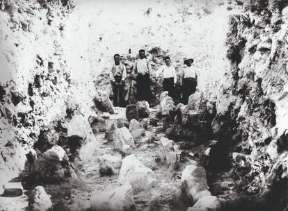 Excavación en 1942 de la rampa de arranque del asedio a la ciudad íbera de Azaila.