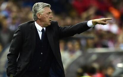 Carlo Ancelotti da indicaciones durante el derbi.