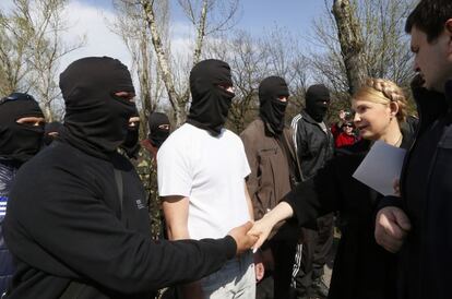 La ex primera ministra ucrania Yulia Timoshenko saluda a uno de los voluntarios encapuchados dispuestos a luchar contra las fuerzas prorrusas que operaban en la zona de Donetsk, al este de Rusia.