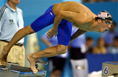 Micheal Phelps se tira a la piscina en la final de los 400 metros estilos.