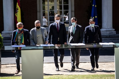 El presidente del Gobierno, Pedro Sánchez, preside la firma del pacto por la reactivación económica y el empleo con los líderes de la CEOE, Cepyme, CC OO y UGT.
