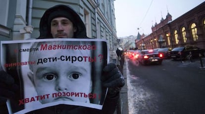 Un manifestante protesta contra la medida adoptada en el Parlamento ruso.