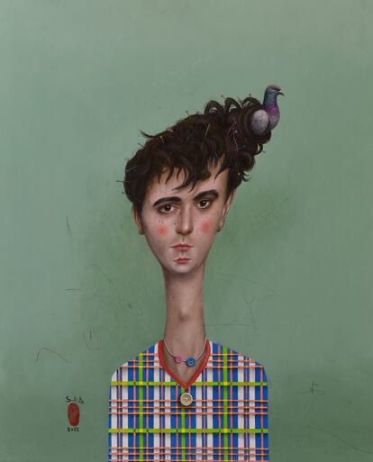 Mario Soria participa por partida doble en la exhibición, que se inaugura este miércoles 16 de noviembre en el hotel Only You Boutique de la calle Barquillo, en Madrid. En su segunda obra ofrece su visión de Palomo Spain: “Me encanta su trabajo porque a pesar de su estilo vanguardista, respeta la tradición y el saber hacer de los grandes maestros”, dice sobre el diseñador. Para Alejandro Gómez Palomo es un orgullo haber podido inspirar a otro artista: “La forma en la que me ha retratado me gusta mucho y me representa por el punto naíf, joven y divertido, que es una parte fundamental de mí espíritu”.