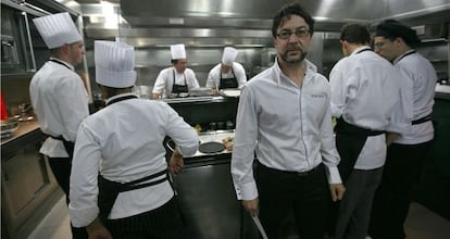 Quique Dacosta en la cocina de su restaurante en D&eacute;nia.