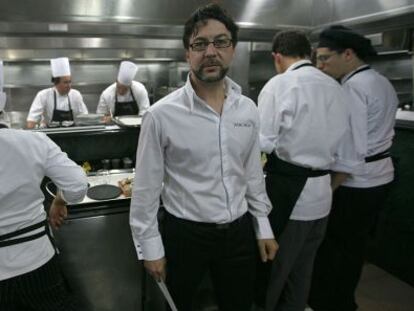 Quique Dacosta en la cocina de su restaurante en D&eacute;nia.