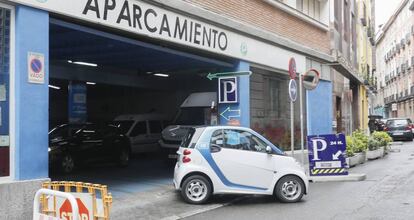 Los coches eléctricos de alquiler son cada vez más visibles.