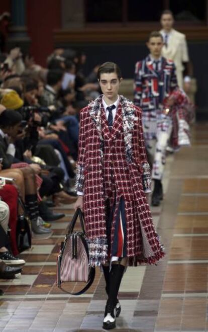 Una modelo, en el desfile de Thom Browne