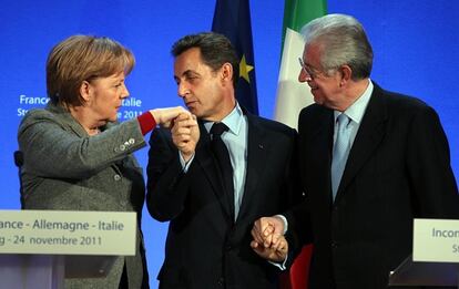 Sarkozy besa la mano de Merkel en la rueda de prensa posterior a la minicumbre en la que también ha participado Monti.