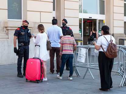 Control de Mossos en la estación de tren de Lleida.