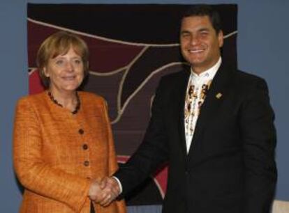 La canciller alemana, Angela Merkel, saluda al presidente de Ecuador, Rafael Correa, en una imagen de archivo. EFE/Archivo