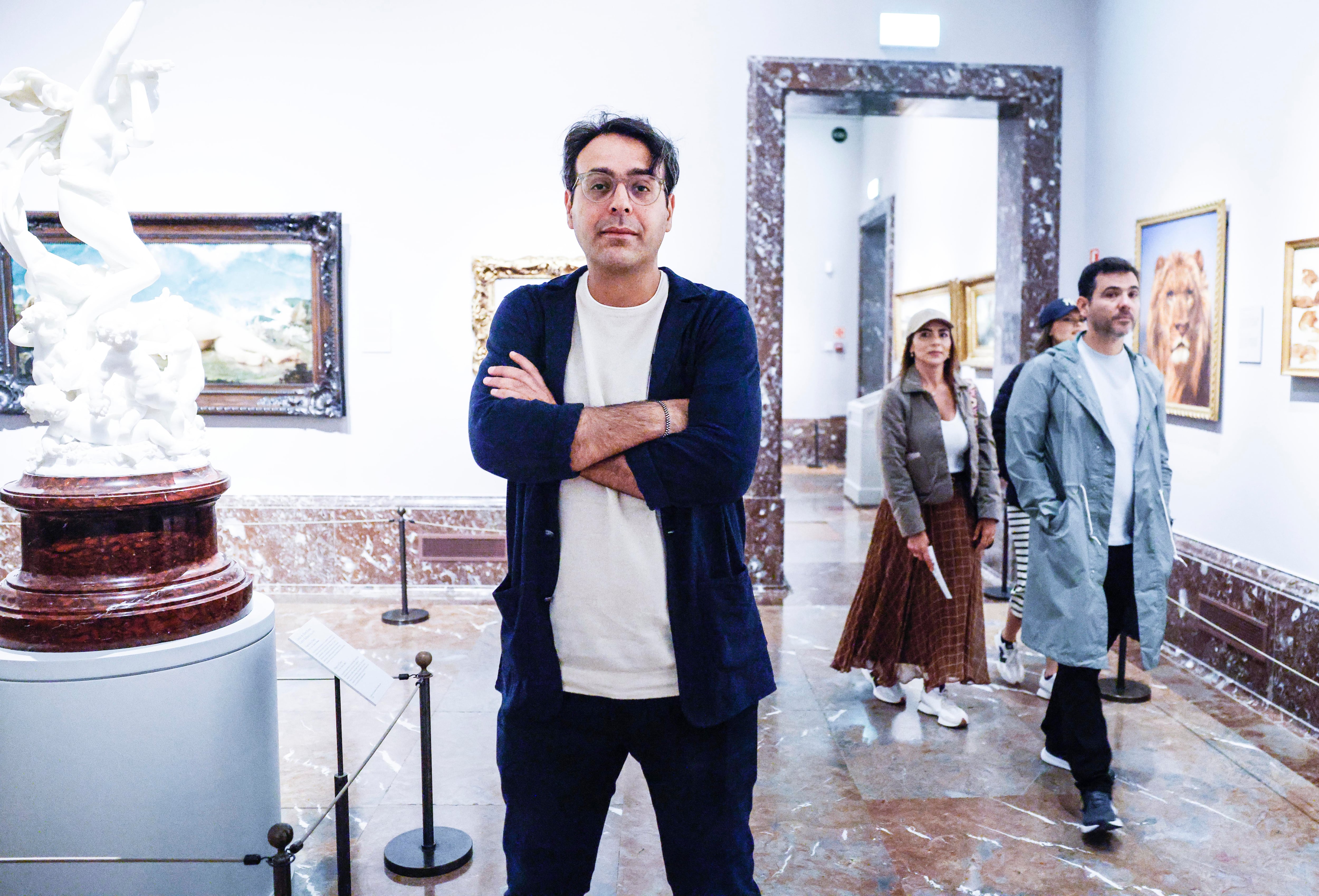 Mohamed el Morabet, a finales de septiembre en una de las salas de pintura española del siglo XIX del Prado, con 'El Cid' de Rosa Bonheur al fondo.