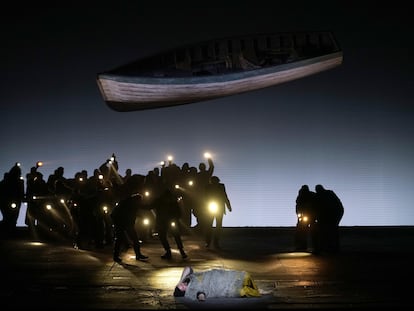 Allan Clayton (Peter Grimes), en el suelo, al comienzo del Prólogo, que vive como una pesadilla el acoso de sus vecinos.