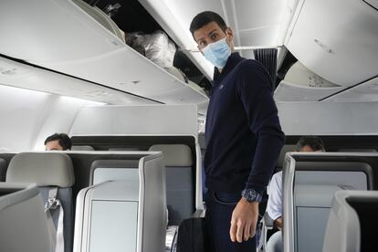 Novak Djokovic se prepara para tomar asiento en un avión a Belgrado, en Dubái, Emiratos Árabes Unidos. El tenista serbio fue deportado de Australia el domingo después de perder un intento de quedarse en el país para defender su título del Abierto de Australia, a pesar de no estar vacunado contra la covid-19.