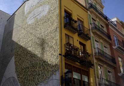 Autor: Blu. Calle Quart. El trabajo de este creador italiano ha quedado felizmente reflejado en algunos espacios urbanos de la ciudad de Valencia con sus espectaculares propuestas que ocupan grandes muros o fachadas asaltando la mirada curiosa o sorprendida del espectador como este Moisés que asoma por un solar del Carmen.
