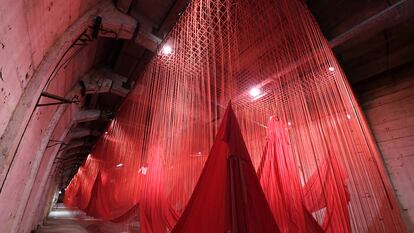 La intervención de Chiharu Shiota en el túnel del campo de concentración de Ebensee.