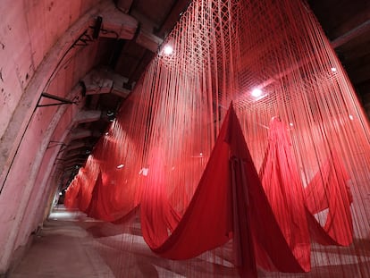 La intervención artística de la creadora Chiharu Shiota en el túnel donde se pensaba asesinar a los prisioneros del campo de concentración de Ebensee.