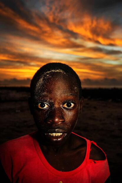 Retrato del hijo de un pescador en una playa del norte de Senegal cercana a la frontera mauritana, en 2012. Se trata de un lugar donde la salida de cayucos con dirección a Europa es habitual. Muchos habitantes se quejan sin quien nadie los escuche: aseguran que los barcos europeos pescan muy cerca de sus costas y les dejan sin peces. Por ello, tantas veces se escucha: "Tendremos que ir tras ellos para alimentar a nuestras familias".