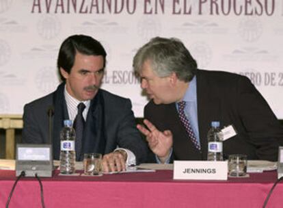 José María Aznar conversa con el director de la Fundación Wilton Park, Colin Jennings, antes de su intervención.