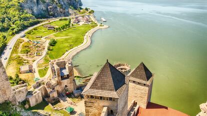 Las vistas desde lo alto del castillo de Golubac (Serbia).