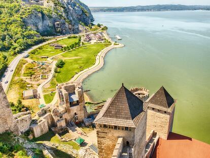 Las vistas desde lo alto del castillo de Golubac (Serbia).