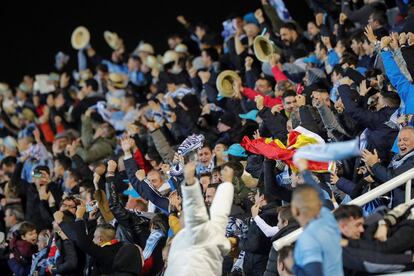 Los aficionados del UD Ibiza celebran el gol de su equipo.