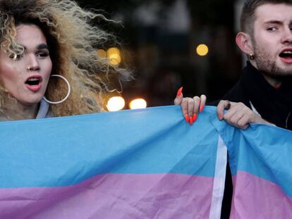 Manifestantes ayer en Nueva York contra la nueva política de Trump de definir el sexo solo como masculino o femenino.