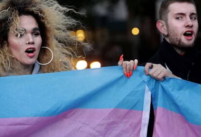 Manifestantes ayer en Nueva York contra la nueva política de Trump de definir el sexo solo como masculino o femenino.