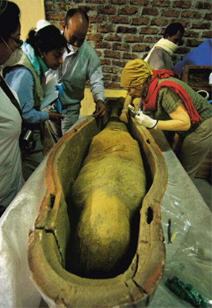 Salima Ikram e Isabel Izquierdo examinan los restos de la Dama Blanca antes de radiografiarla.