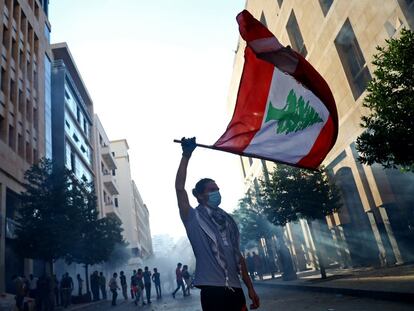 Un manifestante porta una bandera de Líbano durante las concentraciones contra el Gobierno.