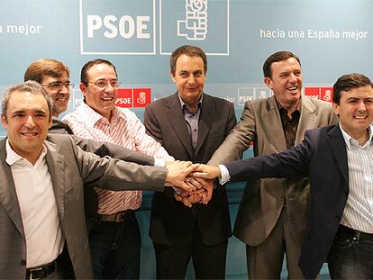 Zapatero, con cinco candidatos autonómicos. De izquierda a derecha: Rafael Simancas (Madrid), Francesc Antich (Baleares), Juan Francisco Marínez-Aldama (La Rioja), Joan Ignasi Pla (Valencia) y Pedro Saura (Murcia)