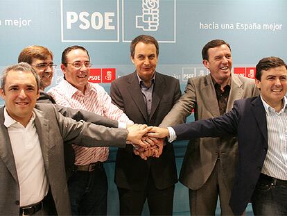 Zapatero, con cinco candidatos autonómicos. De izquierda a derecha: Rafael Simancas (Madrid), Francesc Antich (Baleares), Juan Francisco Marínez-Aldama (La Rioja), Joan Ignasi Pla (Valencia) y Pedro Saura (Murcia)
