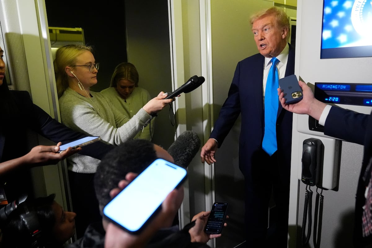 El autoritarismo en América: un espejo roto que desafía a la prensa libre: Cómo la experiencia latinoamericana ilumina la crisis mediática en Estados Unidos