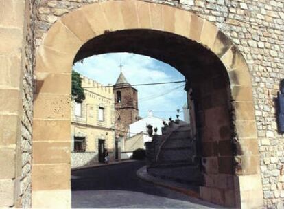 Puerta Nueva dentro de Segura de la Sierra, al fondo la Iglesia