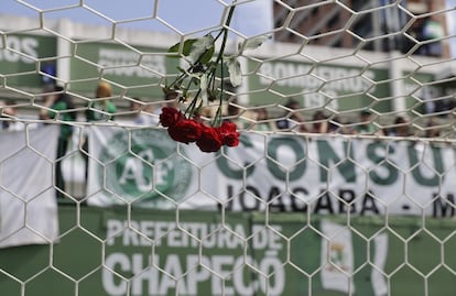 Flores em uma das traves da Arena Condá.